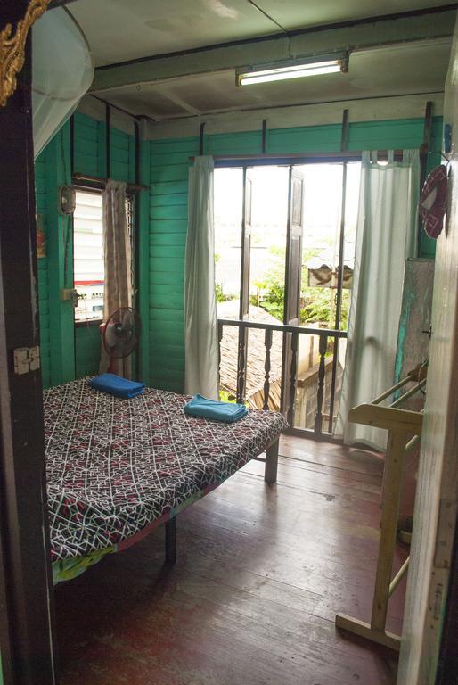 New Phiman Riverview Guesthouse Bangkok Exterior photo