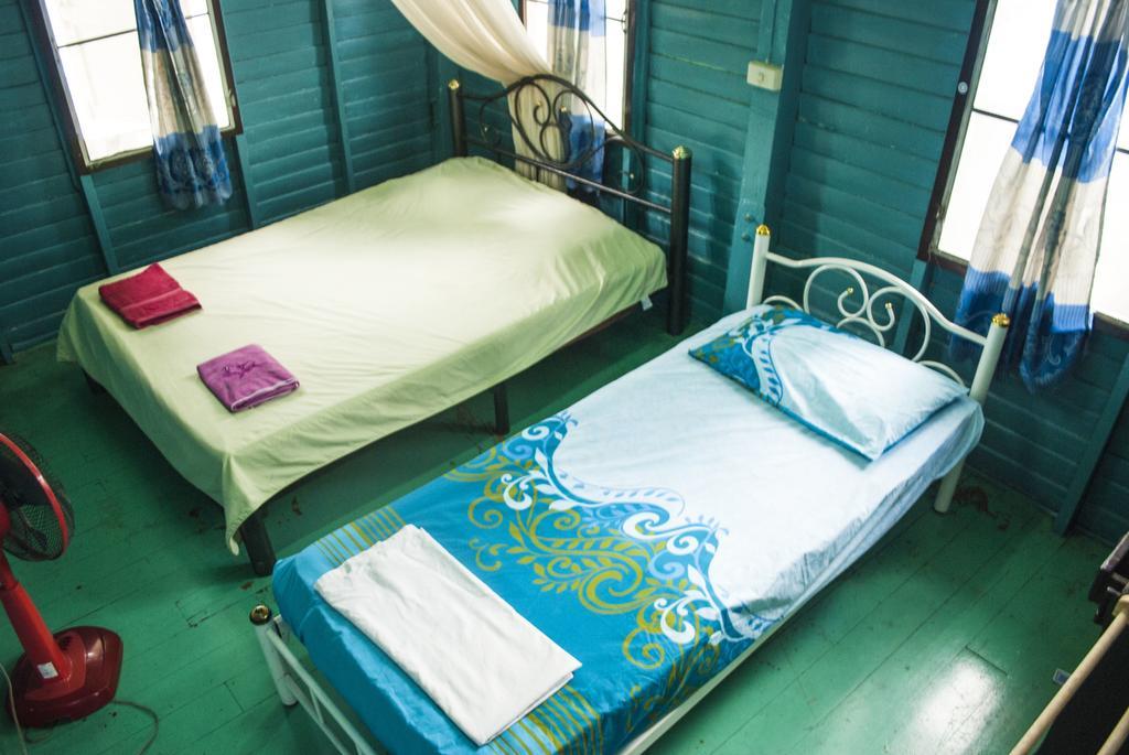 New Phiman Riverview Guesthouse Bangkok Exterior photo