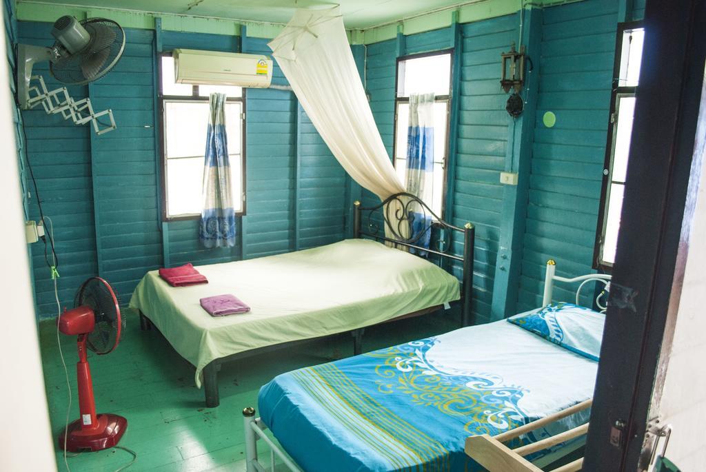 New Phiman Riverview Guesthouse Bangkok Exterior photo